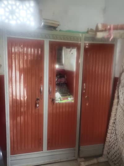 Title: 3 Door Wardrobe with Mirror – Good Condition