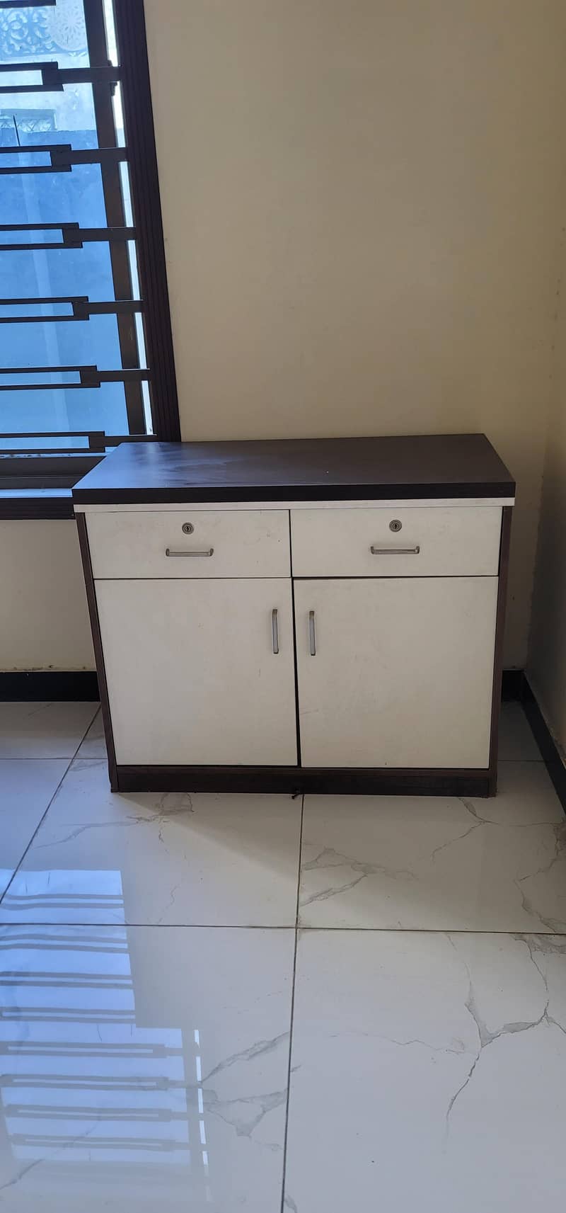 Executive table with side table 0