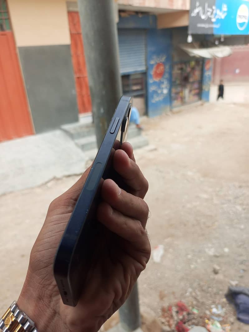 Apple iPhone 12 4