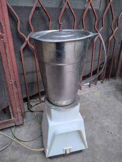 Juicer machine and jug