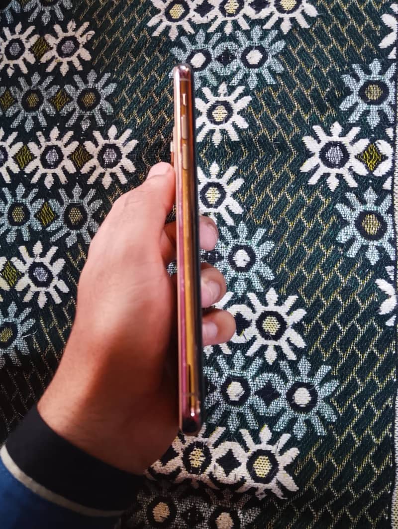 Apple iPhone 11 Pro Max 4