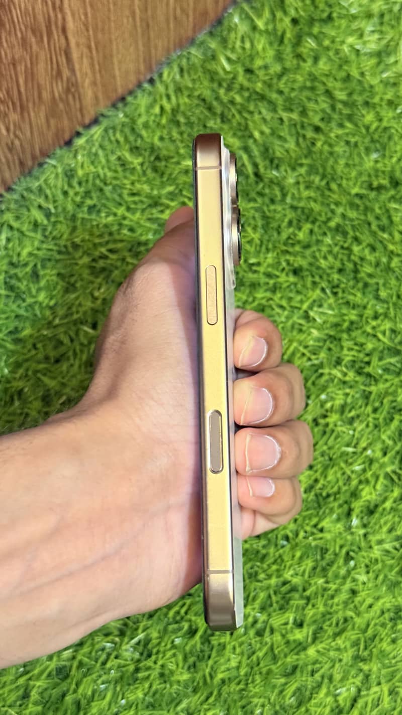 Apple iPhone 16 Pro 2