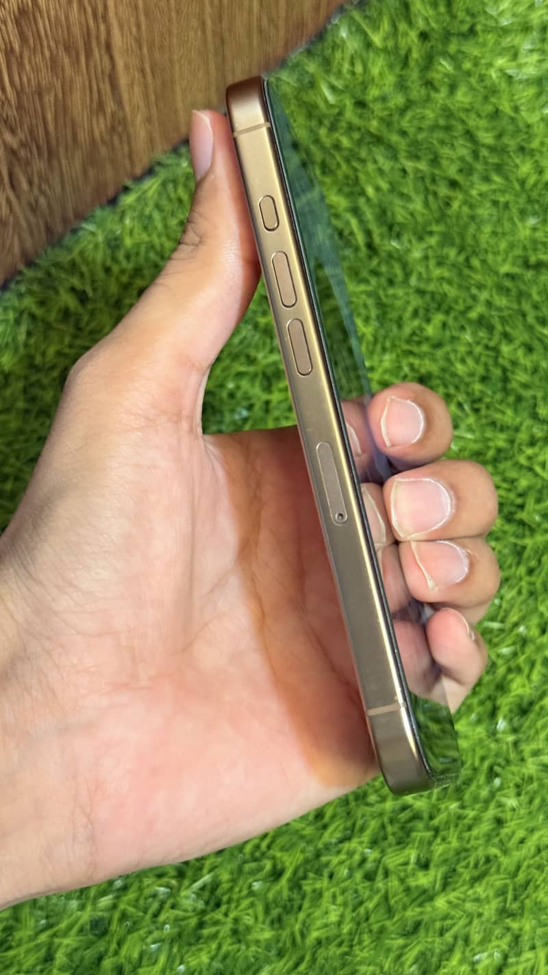 Apple iPhone 16 Pro 3