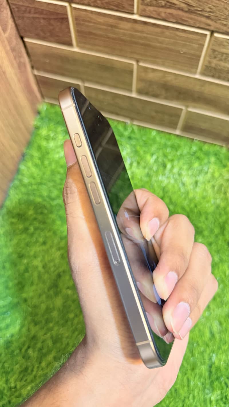 Apple iPhone 16 Pro 4