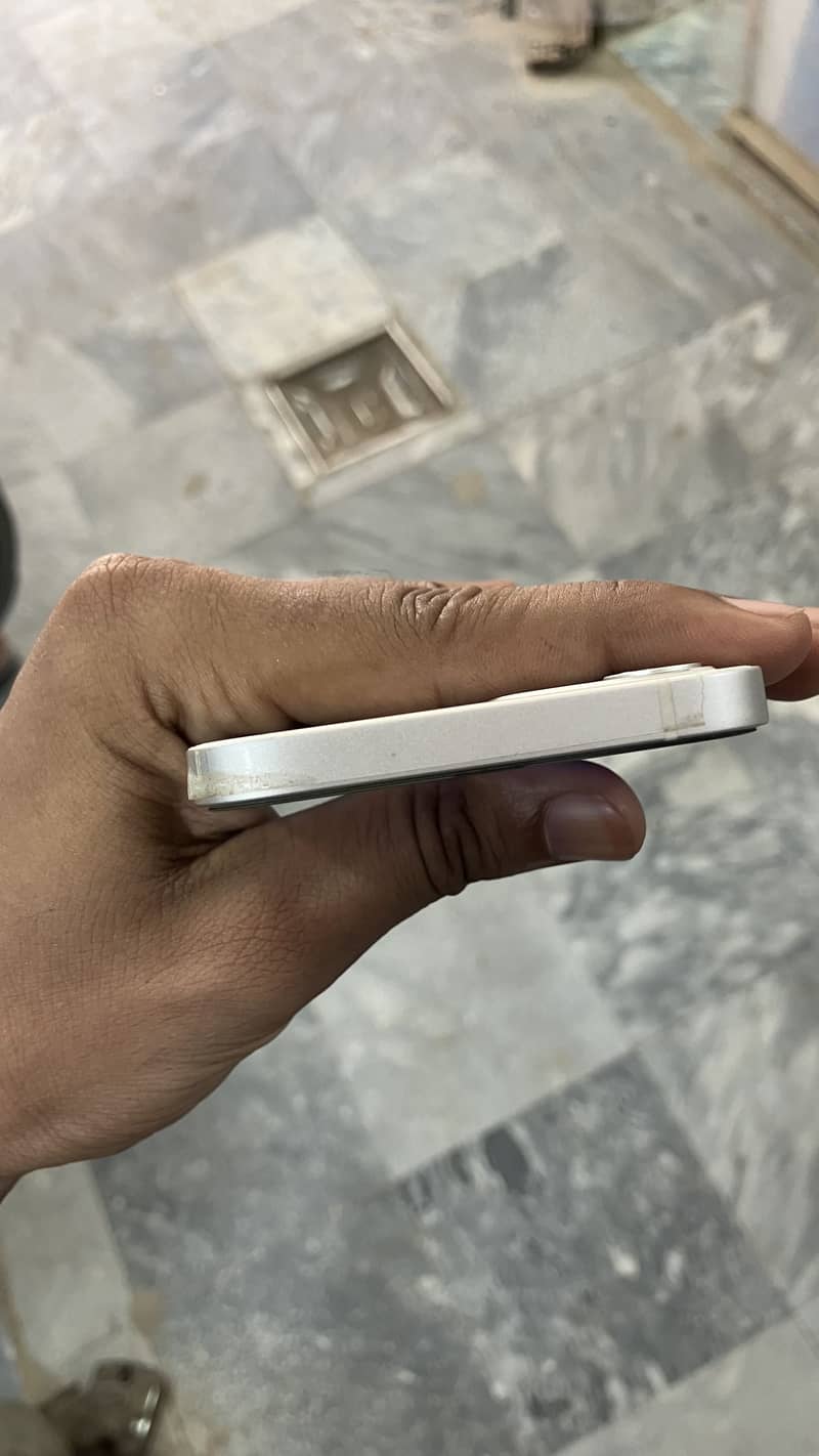 Apple iPhone 12 4