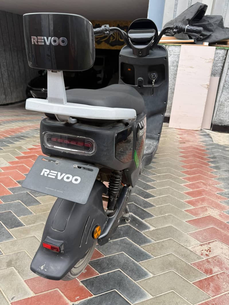 Revoo 13