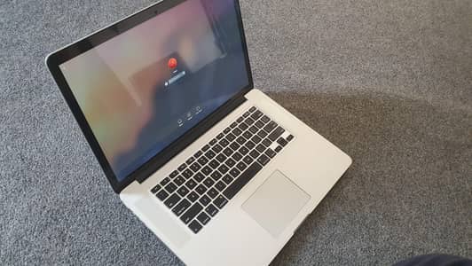 Apple Macbook pro 2015 15 Includes i7