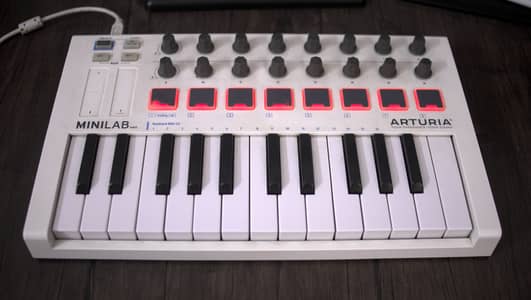 Arturia Minilab MkII - Midi Keyboard Controller (with box accessories)