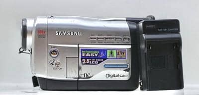 Samsung mini DV digital Camcorder (VP-D70) with original Vanguard bag