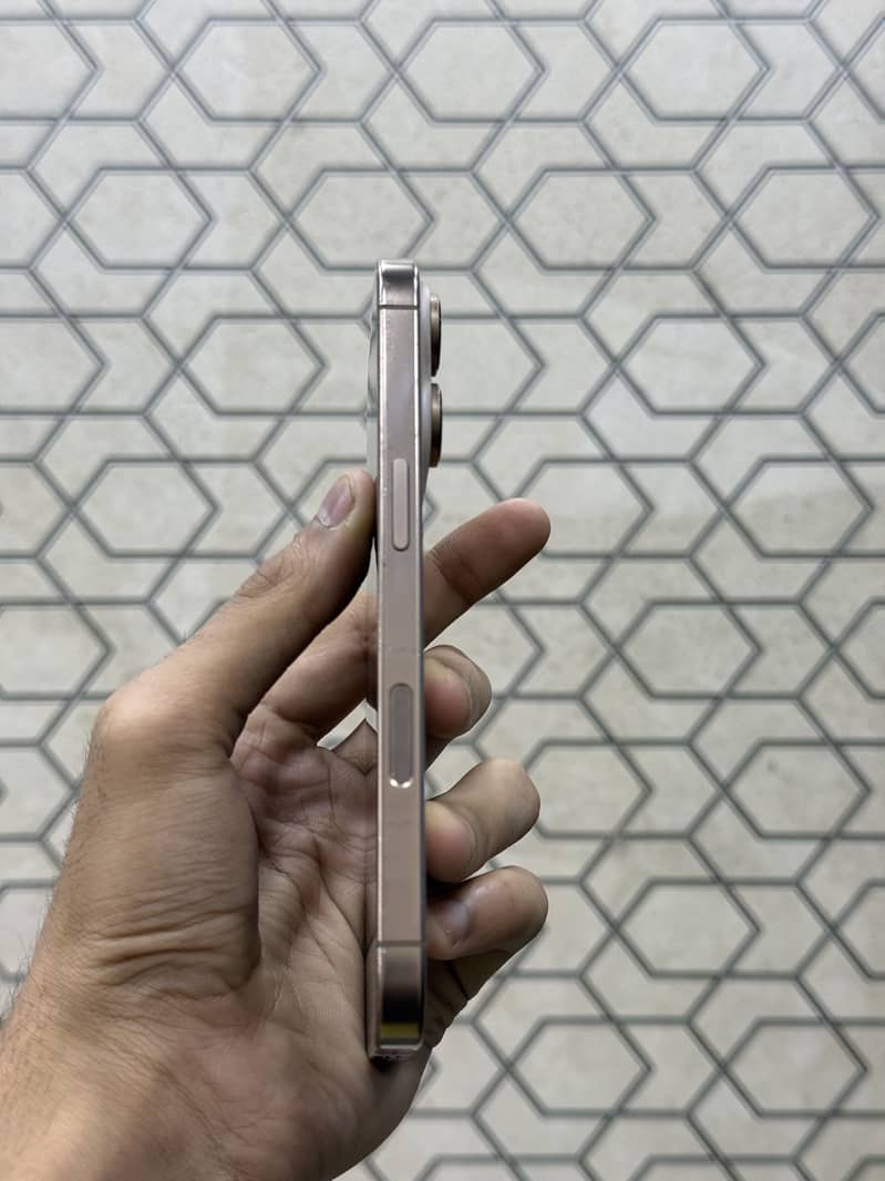 Apple iPhone 16 pro 1
