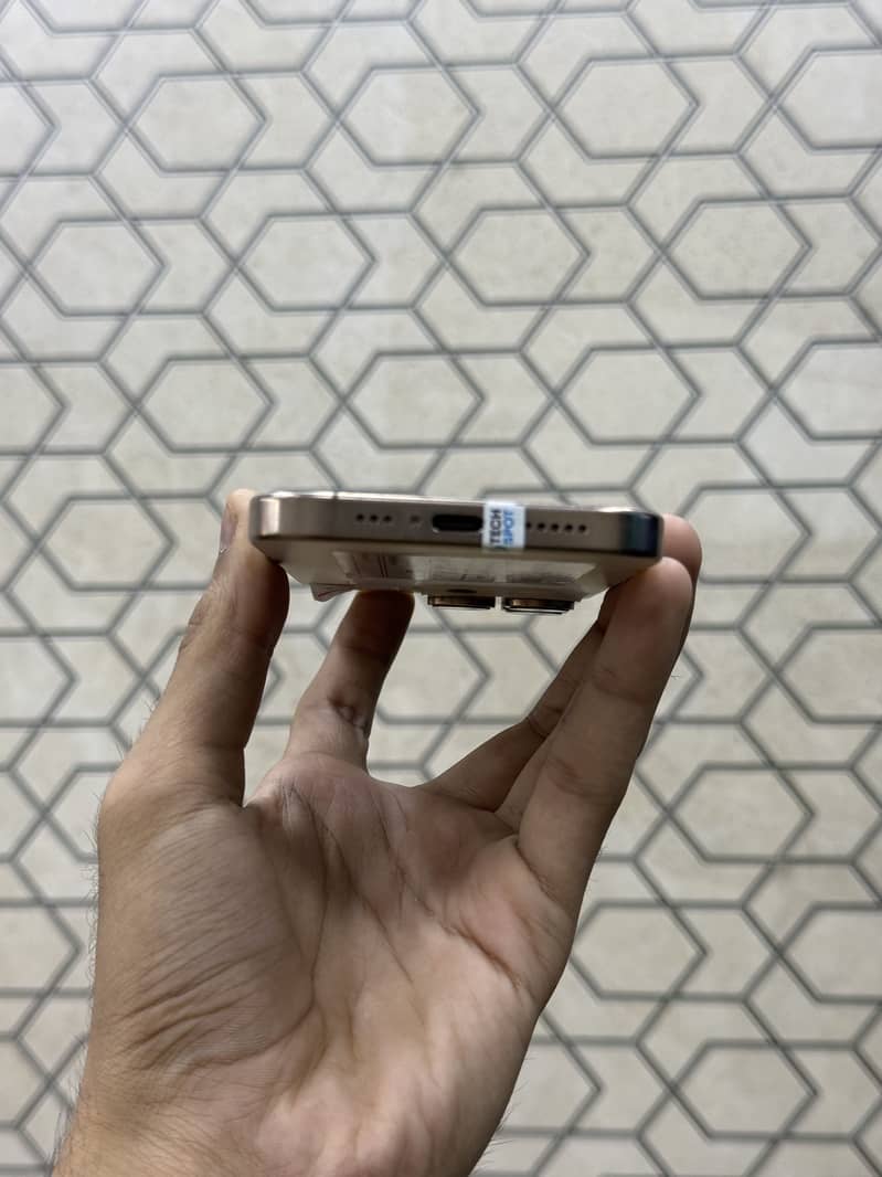 Apple iPhone 16 pro 2