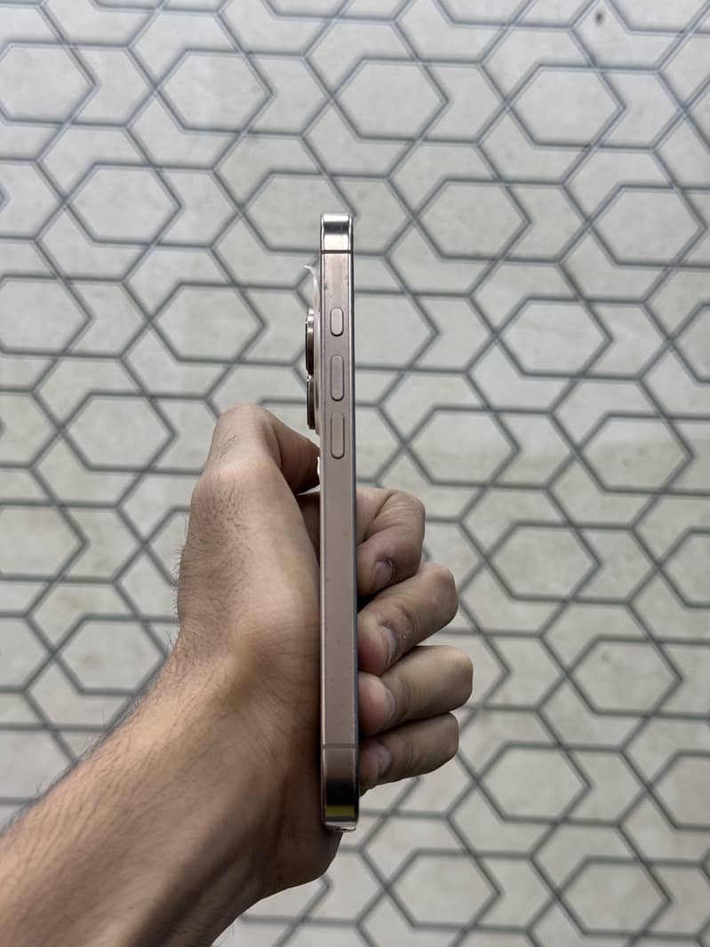 Apple iPhone 16 pro 4