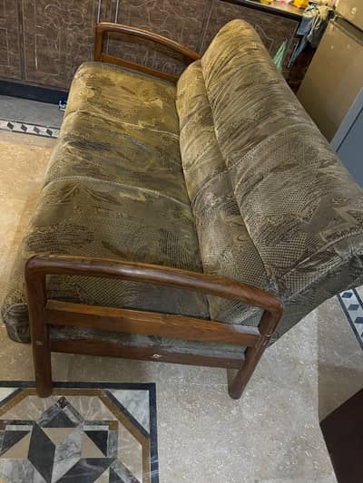 5 Seater Sofa Set Available it's urgent