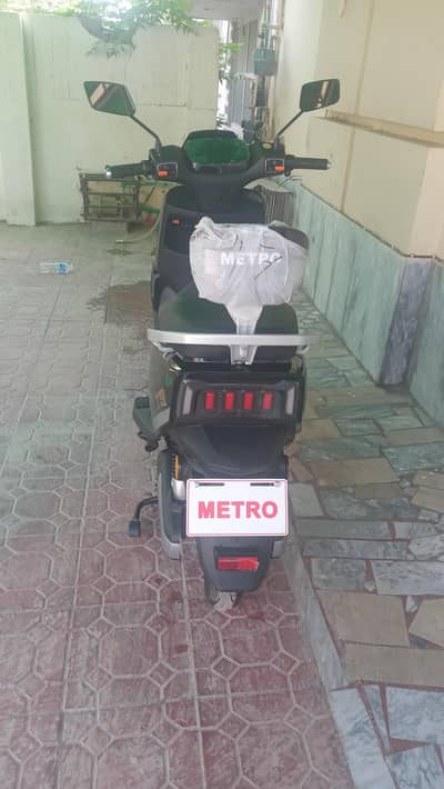 Metro T9 Sports Electric scooter with lithium battery -black