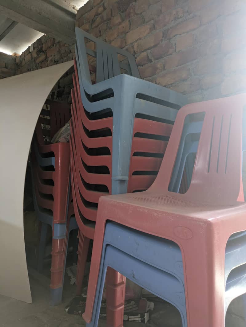 plastic chairs 0