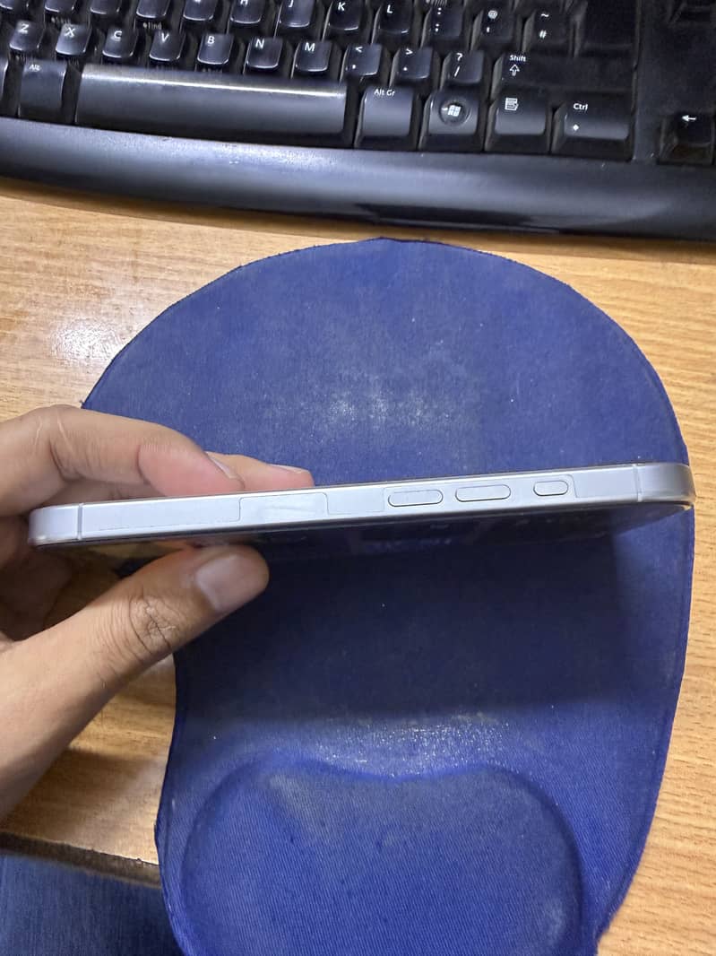 Apple iPhone 16 Pro 3