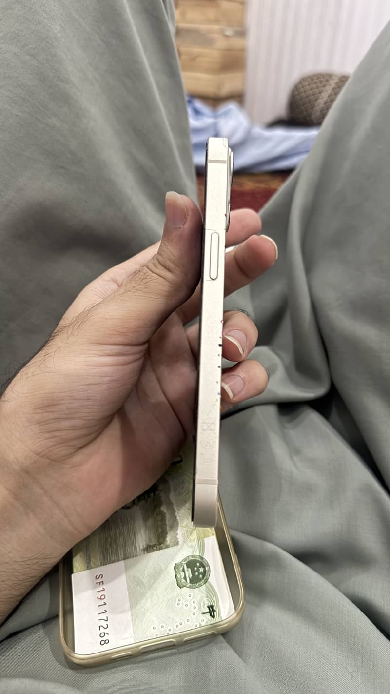 Apple iPhone 13 5