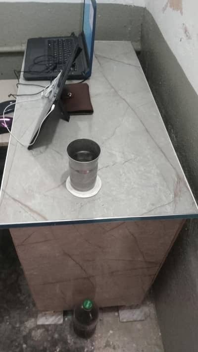 office table 3fit and. 18 inch