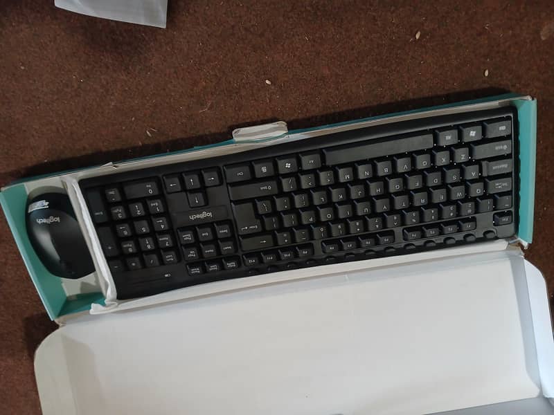 Logitech MK290 Wireless Keyboard & Mouse Combo 1