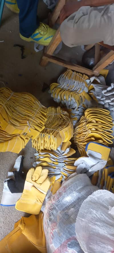 hmen gloves k karigar drkar hain