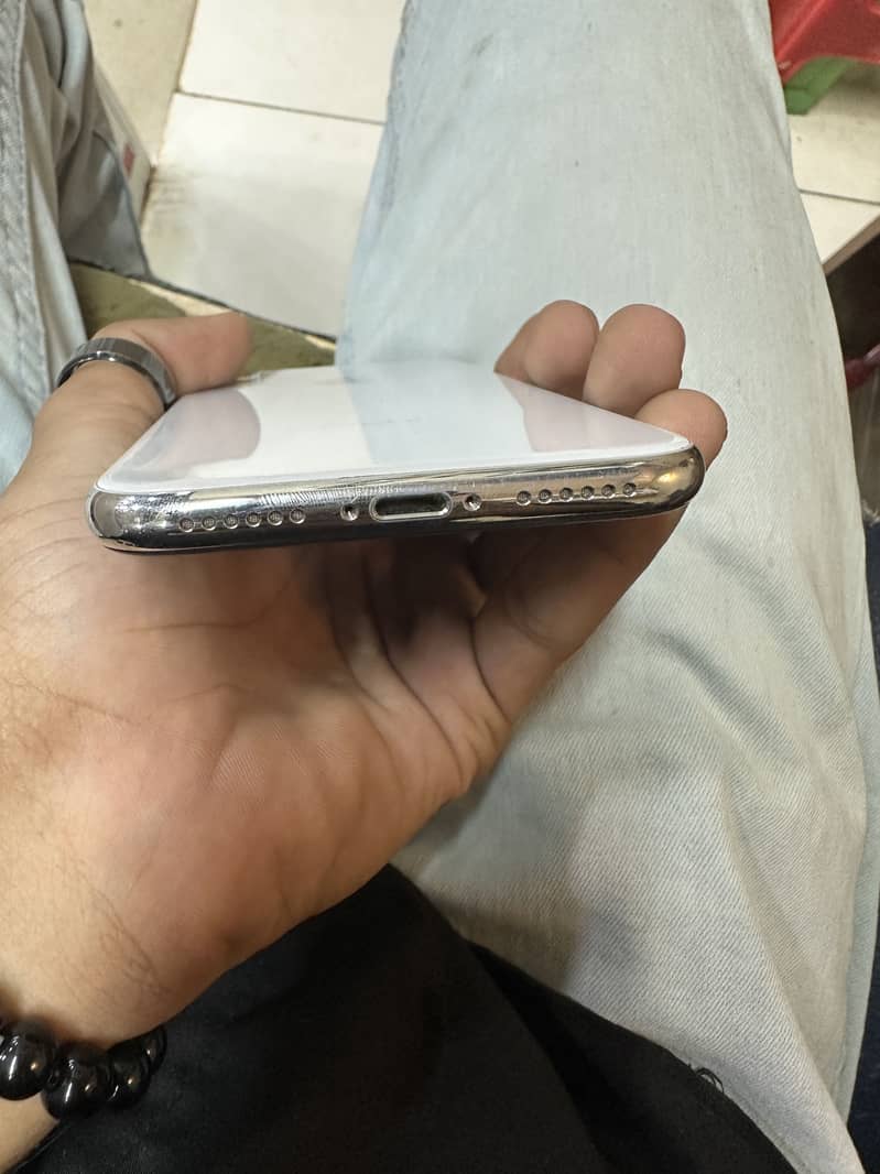 Apple iPhone X 4