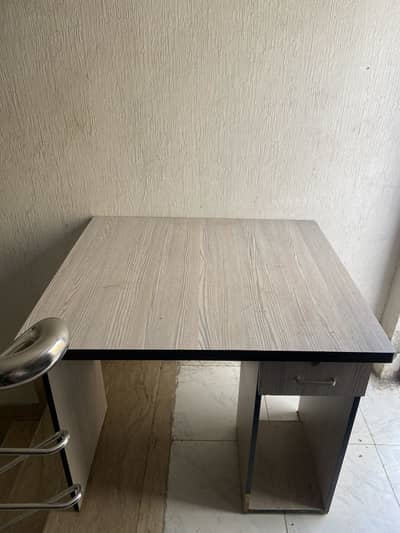 Compact Wooden Computer Table (Excellent Condition)