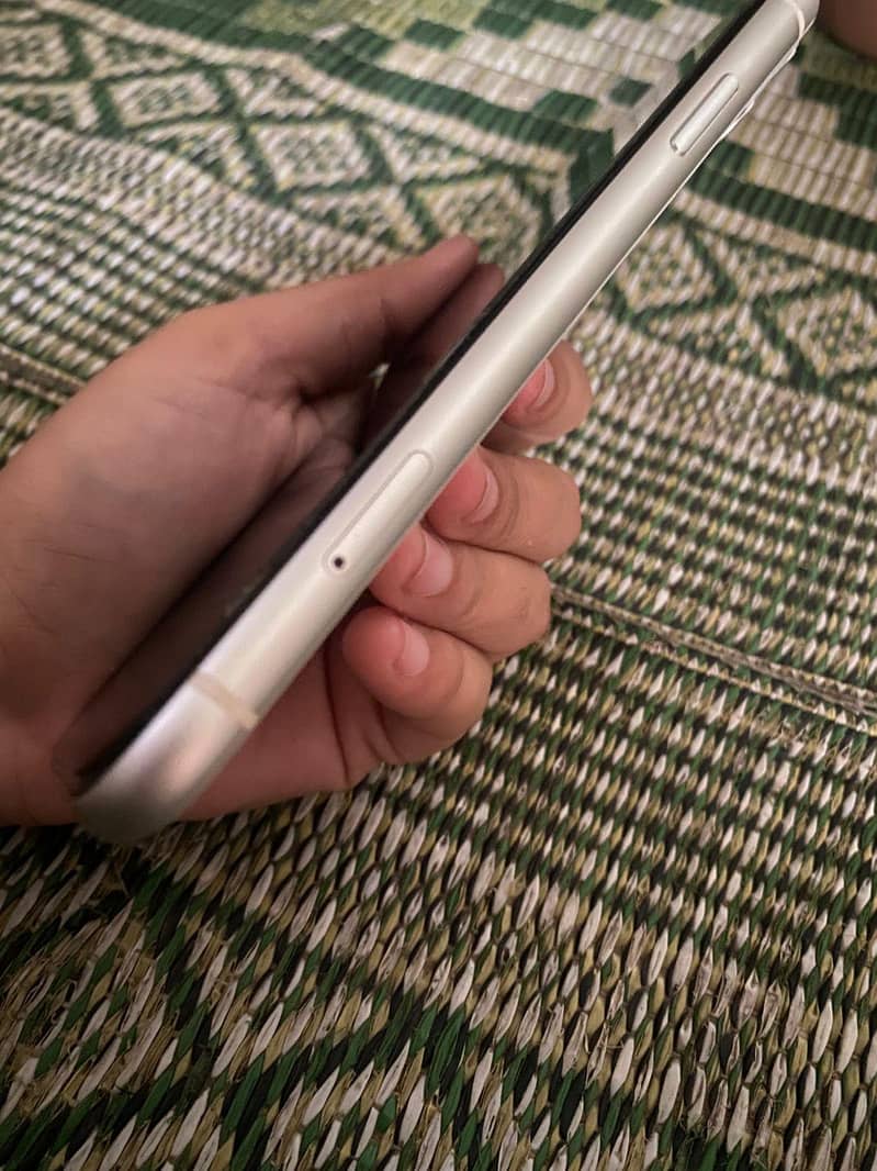 Apple iPhone 11 3