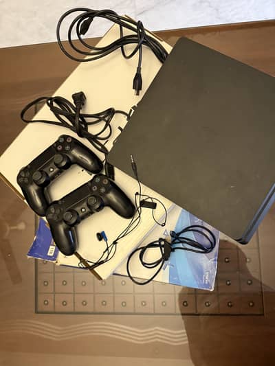 PS4 1TB slim amazing condition with box and 2 controllers,all accesso