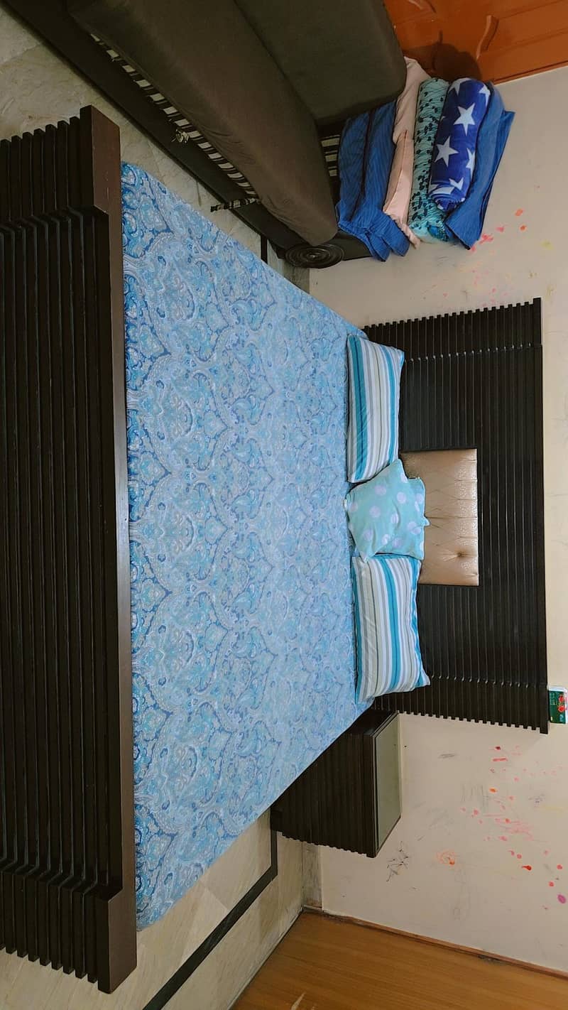 solid bed set very good condition 0