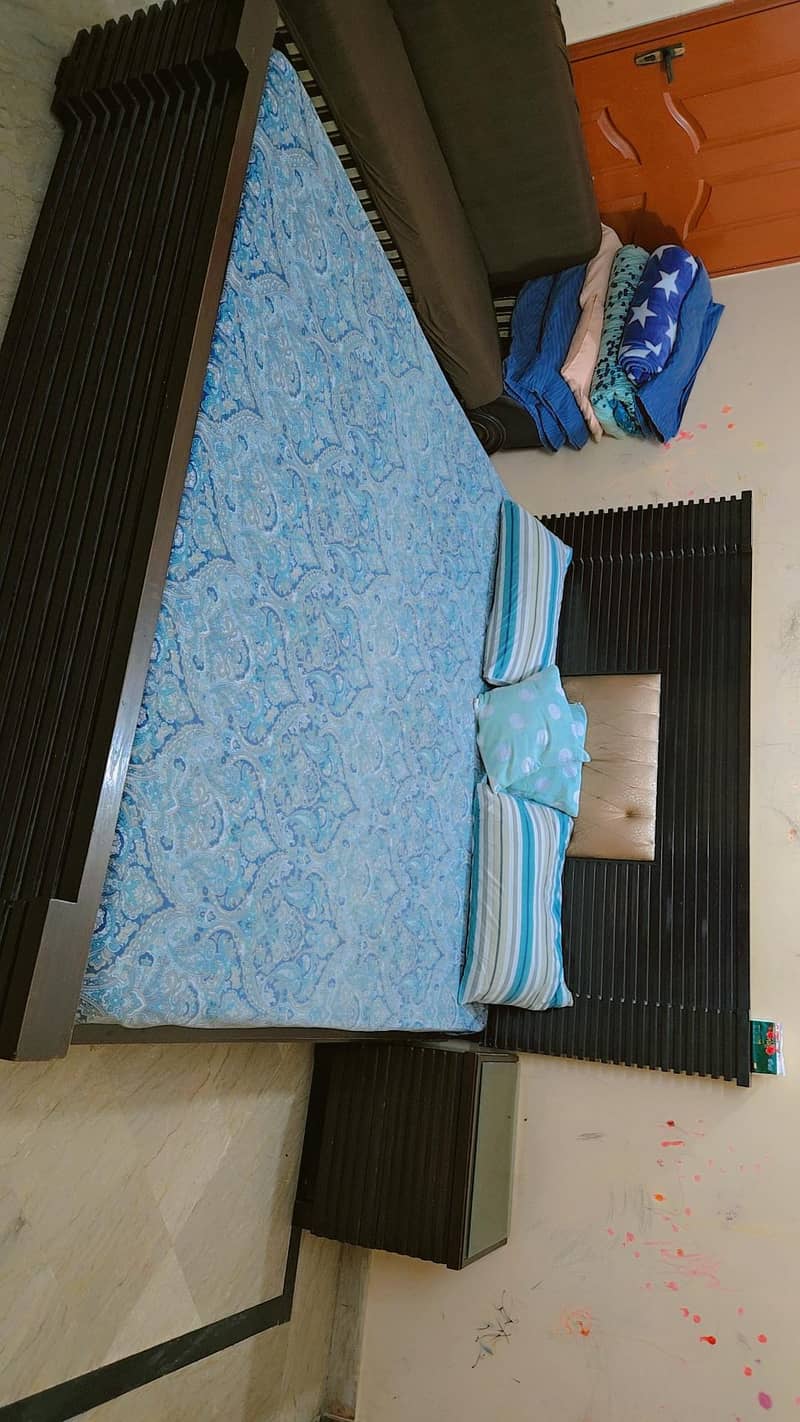 solid bed set very good condition 1