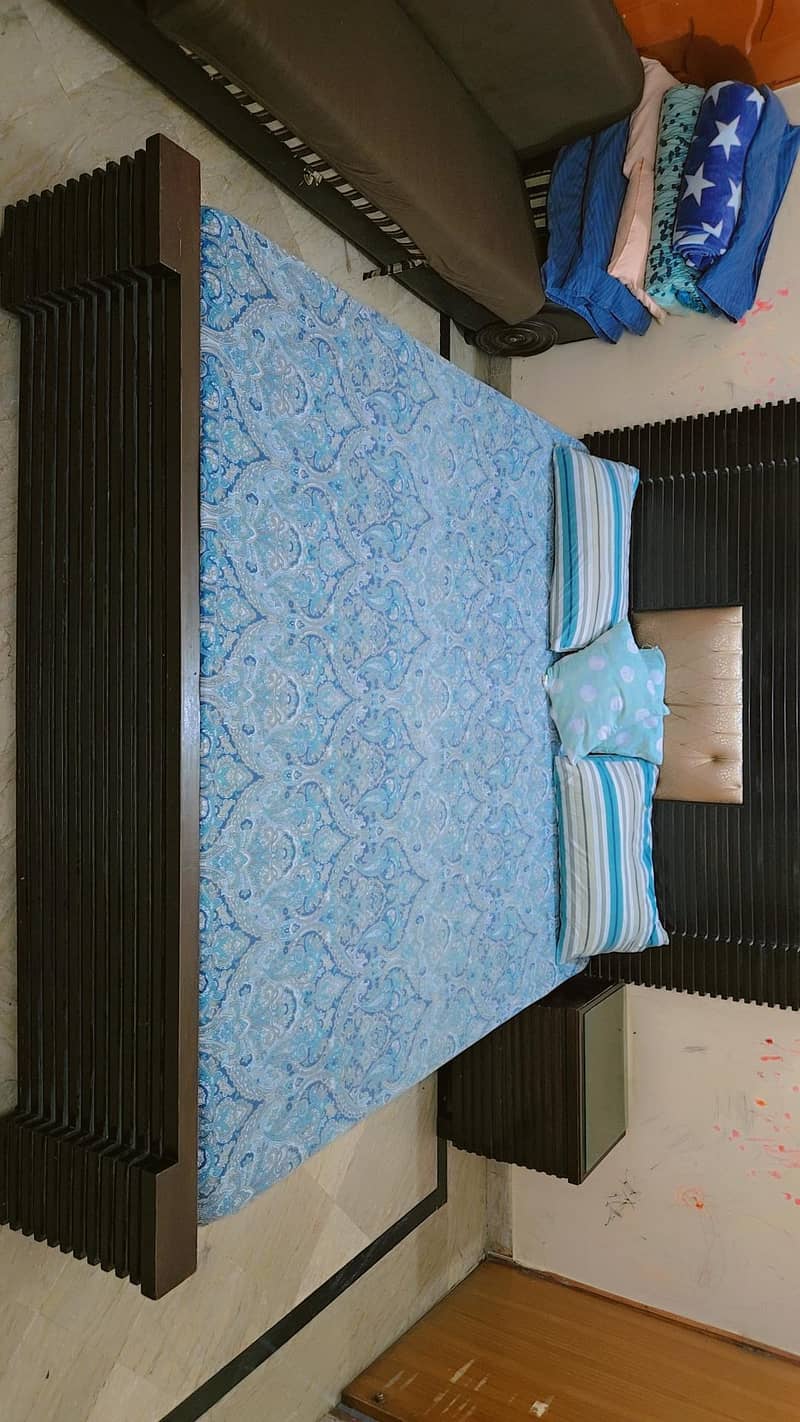 solid bed set very good condition 2