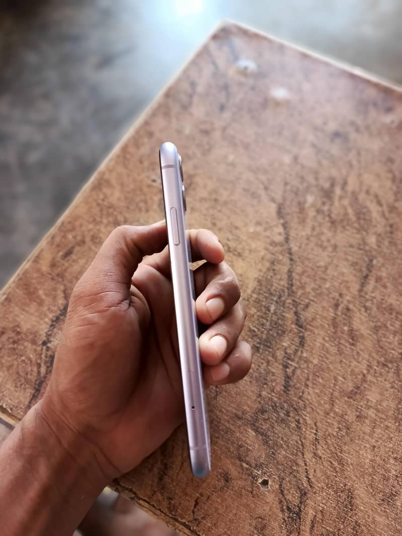 Apple iPhone 11 4