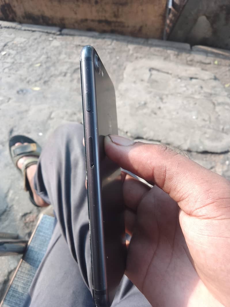Apple iPhone 7 3