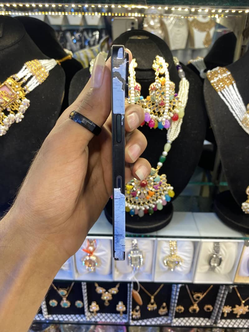 Apple iPhone 13 5