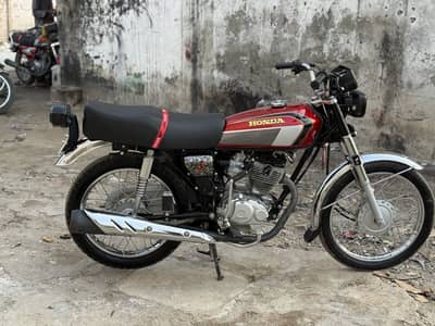 Bike condition 10/10 hai orginal tanki black hai