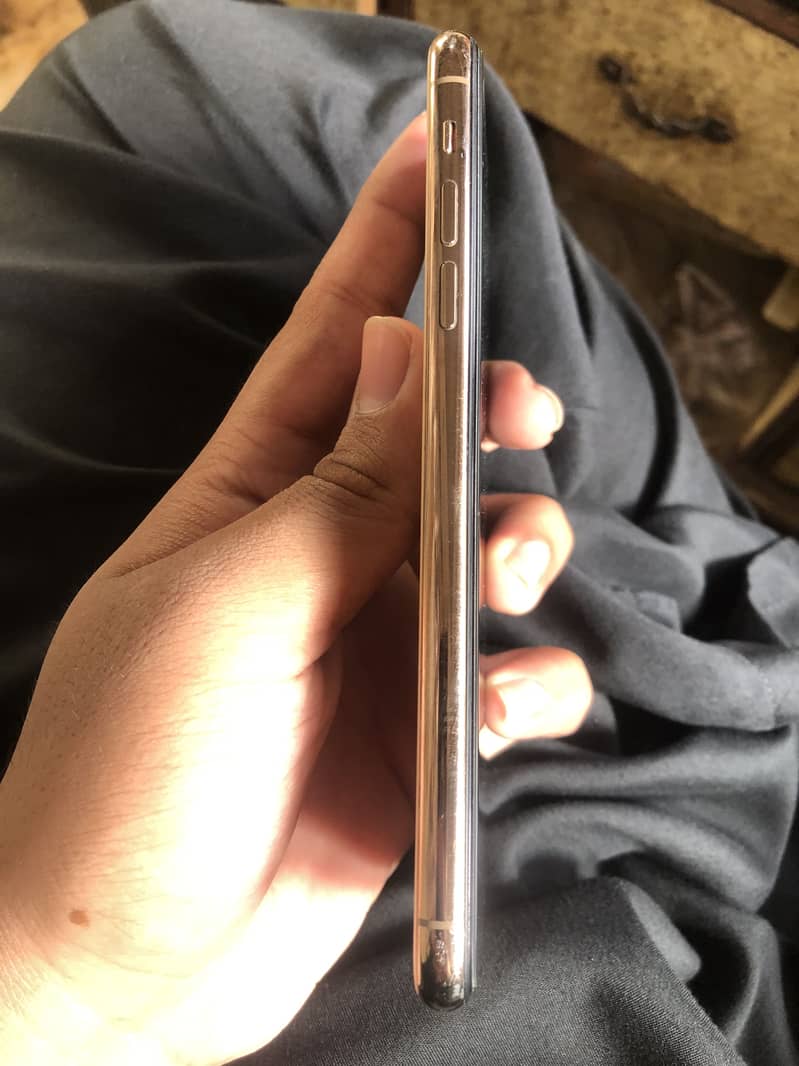 Apple iPhone 11 Pro Max 4