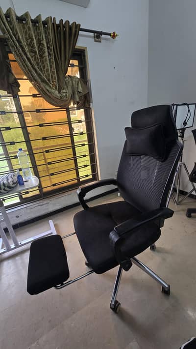 Executive Chair with Footrest and headrest
