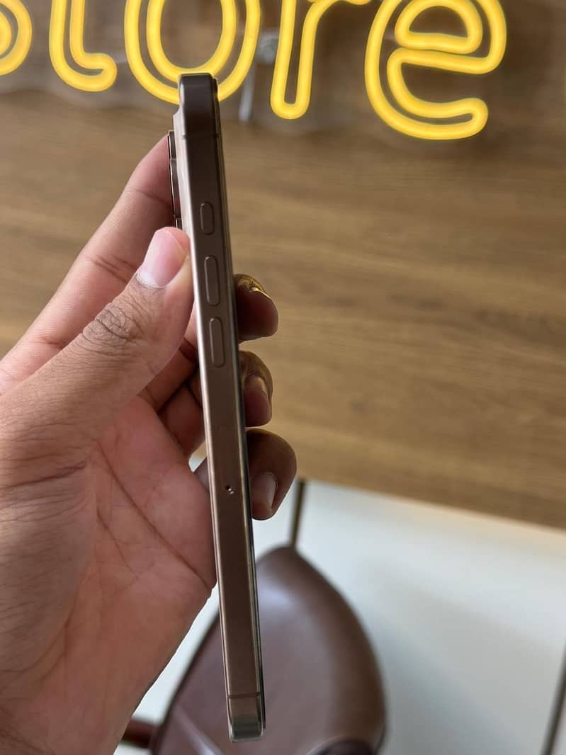 Apple iPhone 16 Pro Max 1