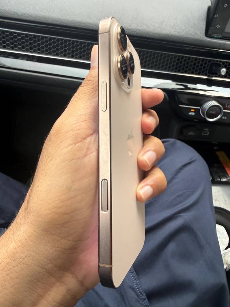 Apple iPhone 16 Pro Max 2