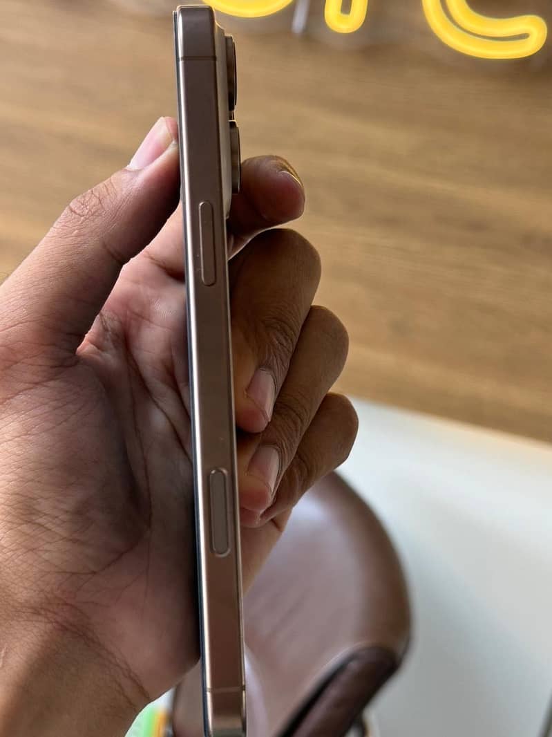 Apple iPhone 16 Pro Max 3