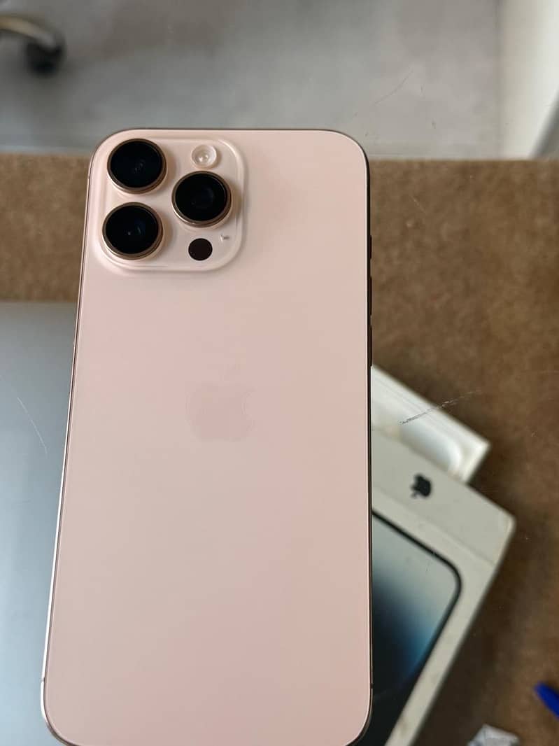 Apple iPhone 16 Pro Max 4