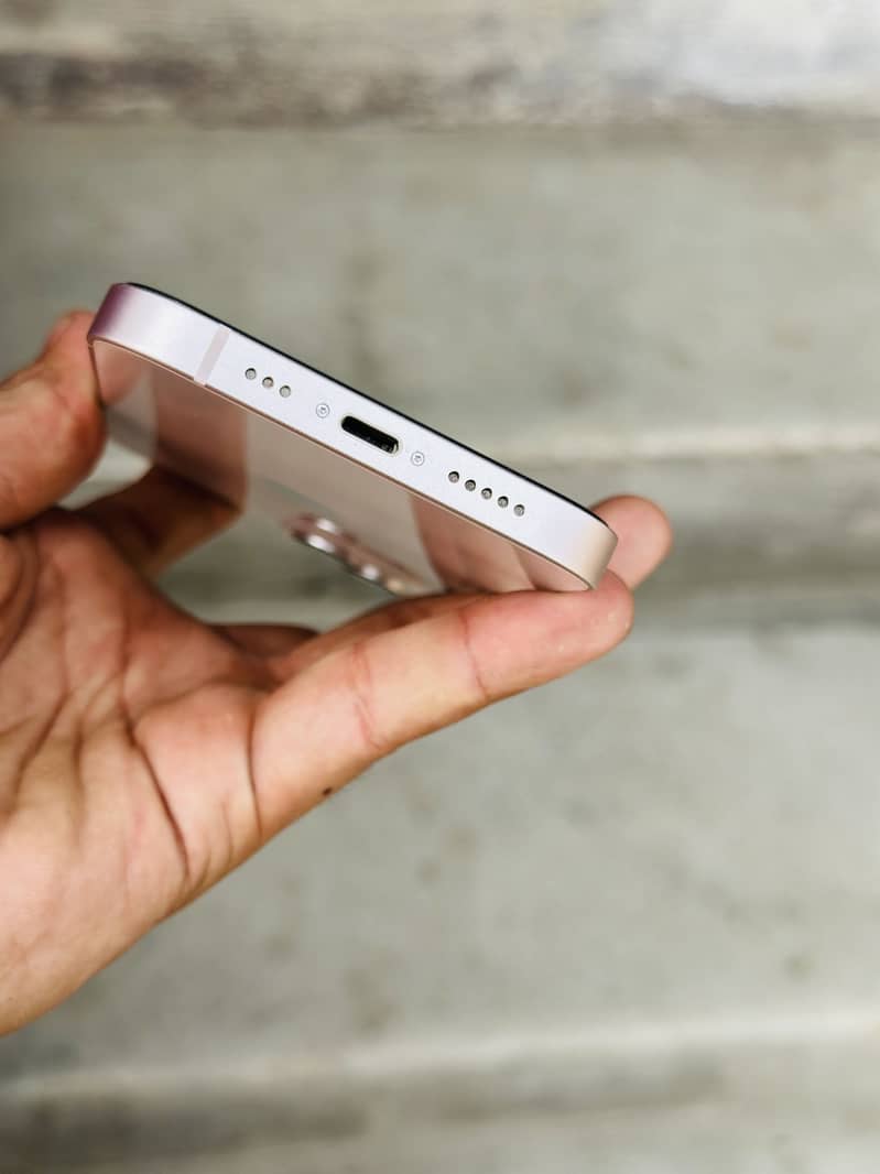 Apple iPhone 13 8