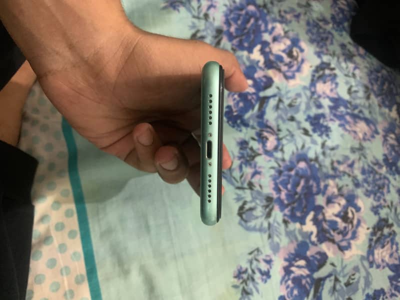 Apple iPhone 11 4