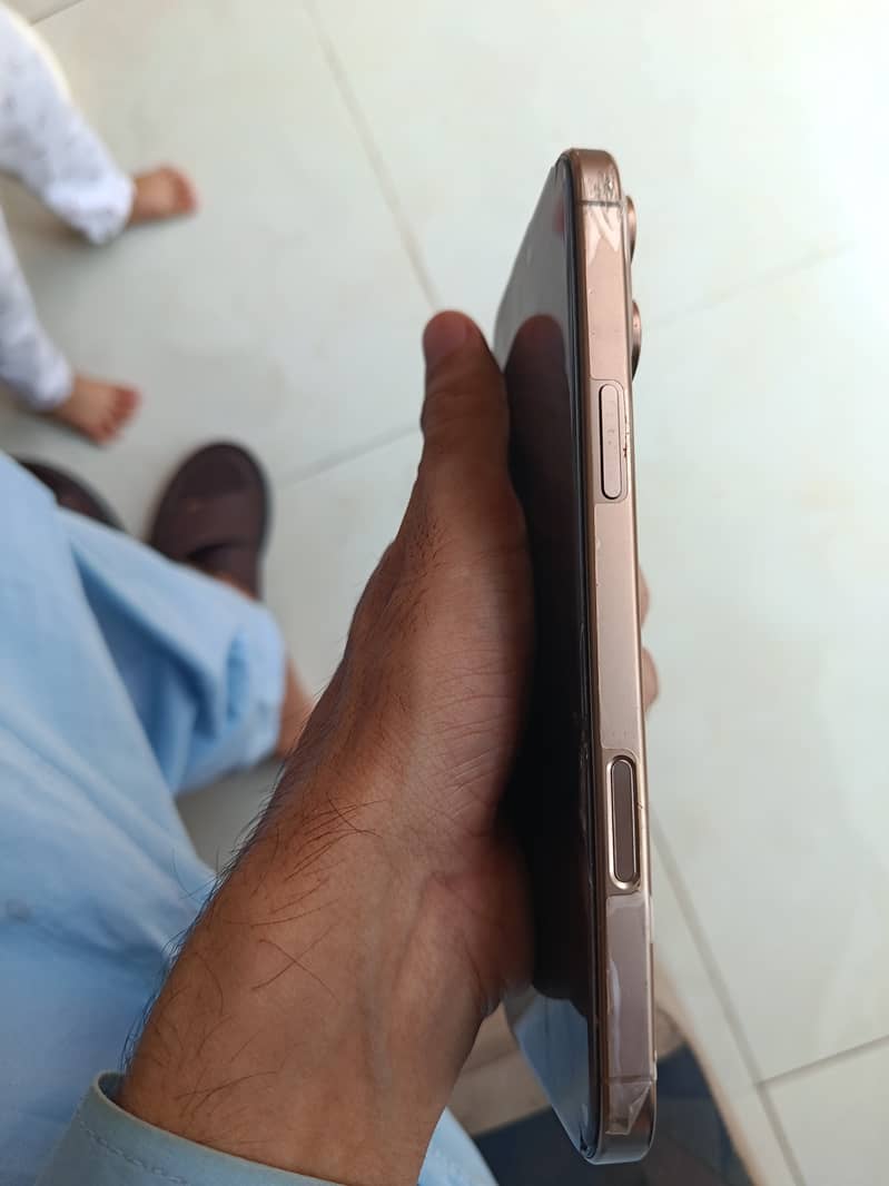 iPhone 16 pro max 4