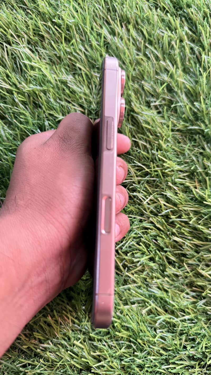 Apple iPhone 16 Pro 1