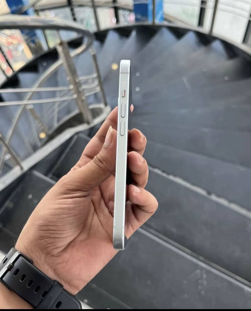 iPhone 15 4