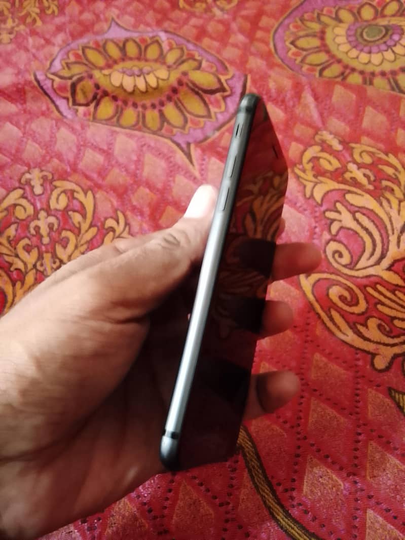 Apple iPhone 8 3