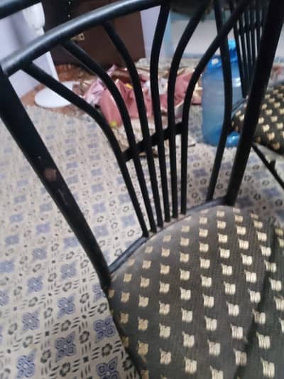 3 chairs with dining table