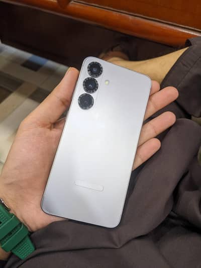 Samsung Galaxy S25 with box cable