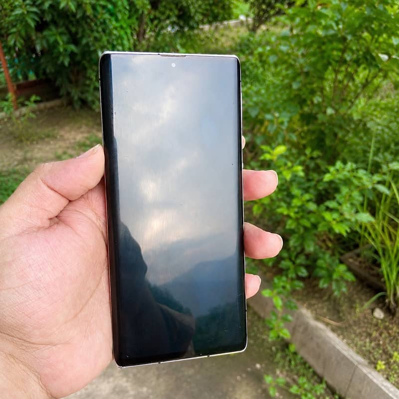Sharp Aquos R8s pro 0